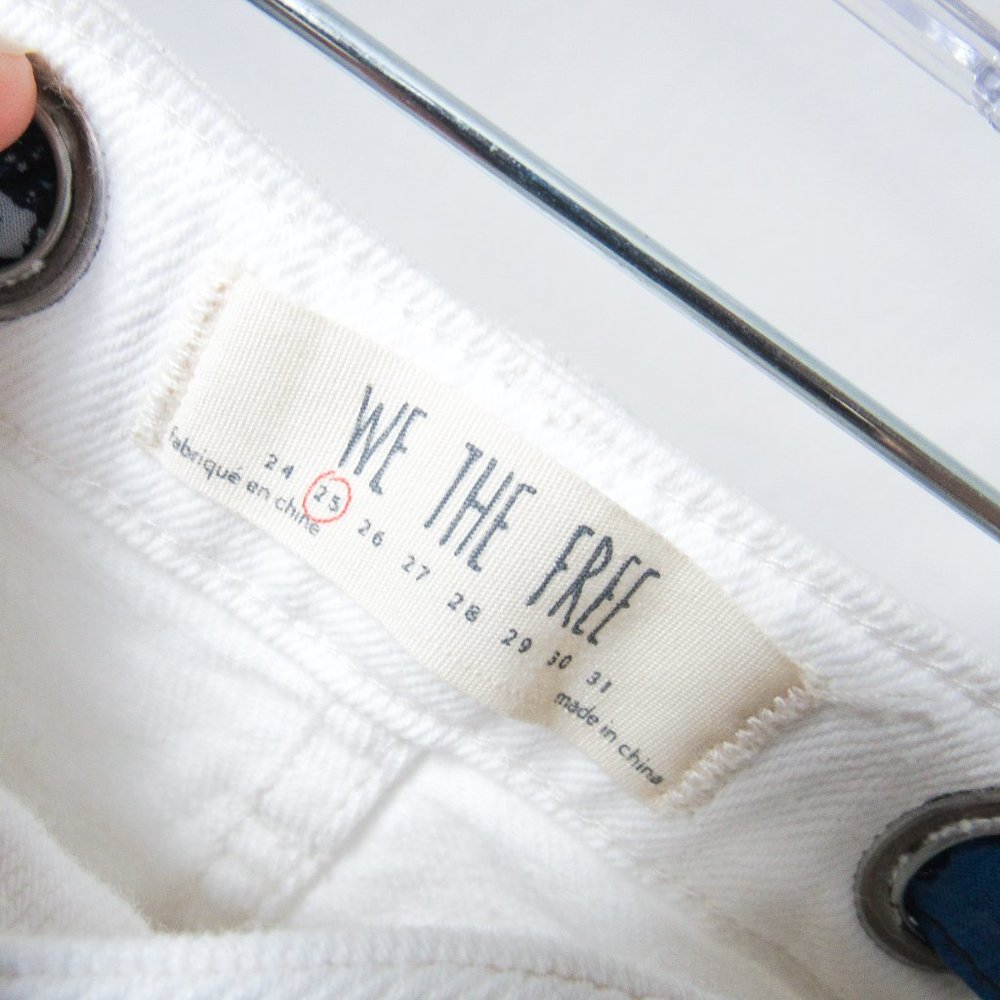 ✨WE THE FREE✨ Free People White Denim Pants with Bandana Print Belt Size-25, XS. - Picture 4 of 10